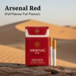ซองบุหรี่ Arsenal Red สีแดงเข้มวางบนขอนไม้ท่ามกลางทะเลทราย ดีไซน์พรีเมียม รสร้อนเข้มข้น