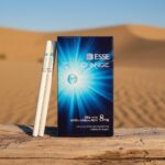 บุหรี่ ESSE Change 8mg ซองสีน้ำเงินเข้มลายรัศมี พร้อมมวนบุหรี่สลิมวางบนขอนไม้ในทะเลทราย