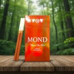 บุหรี่ Mond Coffee มอนด์ กาแฟ แบบสลิม วางบนโต๊ะไม้ในบรรยากาศป่าธรรมชาติ